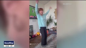 Reba McEntire makes her own Longhorns cheer routine