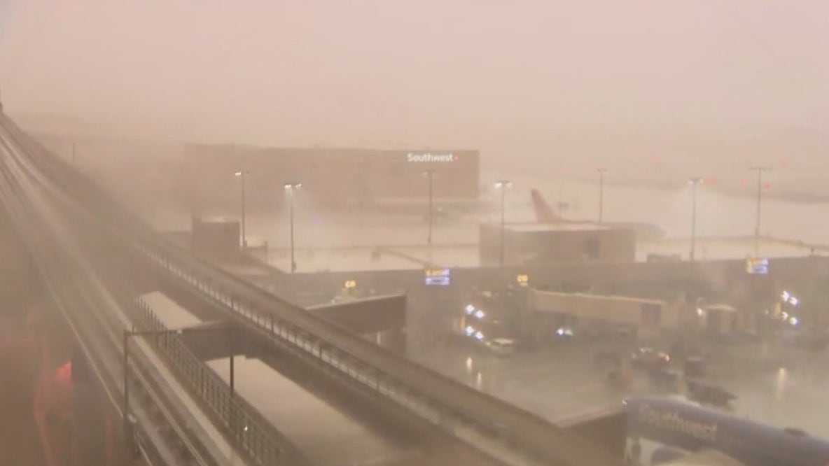 Massive dust storm hits Sky Harbor Airport