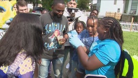 2 young Chicago sisters get surprise VIP tickets to Sky game