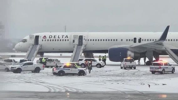 More than 200 passengers evacuate Delta flight, 4 people hurt