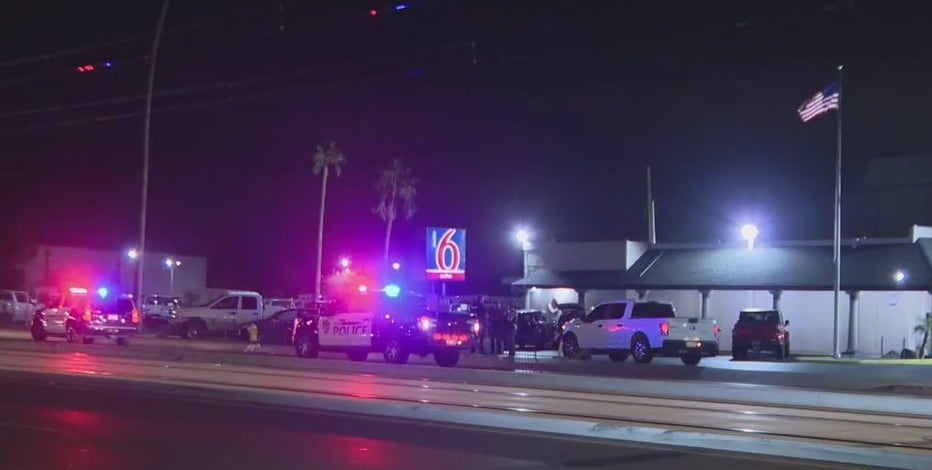 Suspects found with stab wounds after short pursuit in Mesa, police say