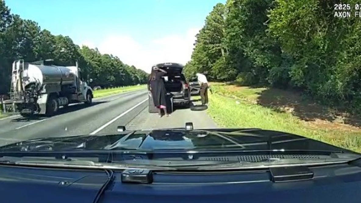 Newton County deputy helps change tire