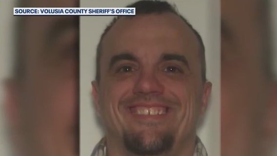 Florida deputies search for wanted fugitive after he flees, abandons car on beach