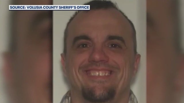 Florida deputies search for wanted fugitive after he flees, abandons car on beach