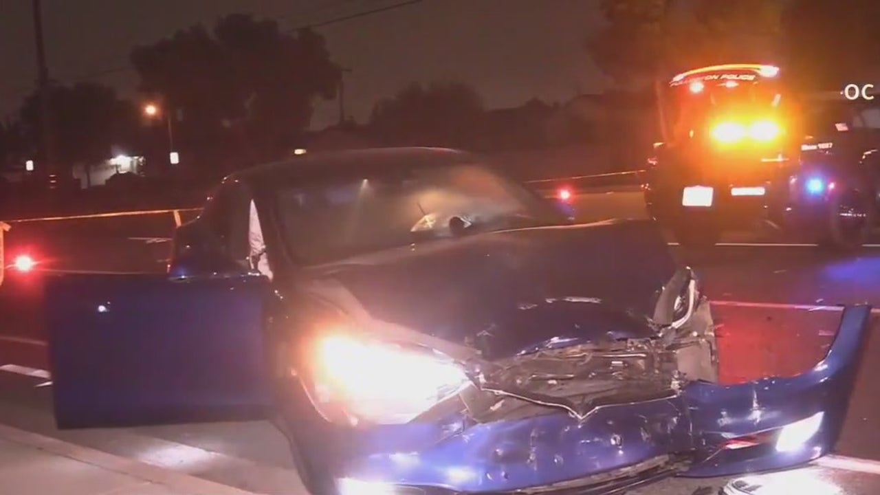 Tesla on autopilot hits Fullerton police car | FOX 11 Los Angeles