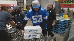 Detroit Lions player give a helping hand for Thanksgiving