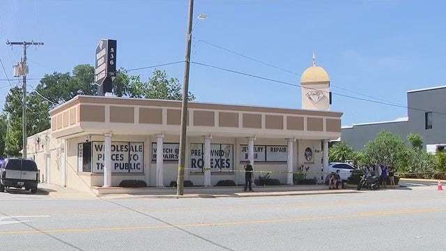 Employee dead, suspect injured in shootings inside Daytona Beach jewelry store: Police
