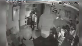 Video shows 4 offenders break into popular Chicago restaurant