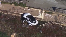 1 killed after cars go over San Francisco cliff