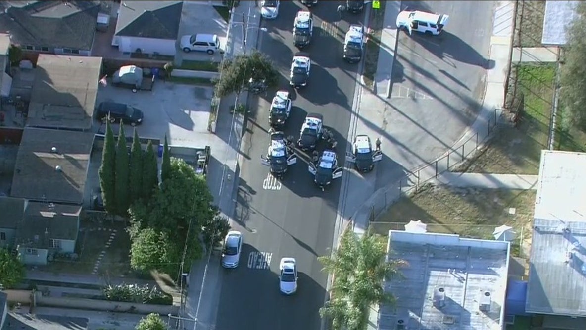 Deputies in standoff with suspected arson suspect in Paramount