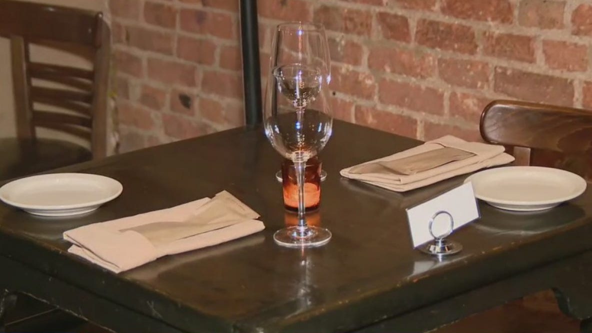 When do bars and restaurants have to close in NY?