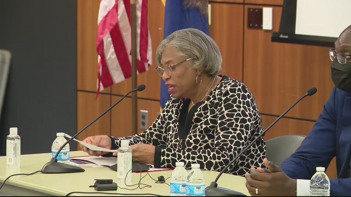 Leaders in politics and education meet with parents for townhall in Southfield