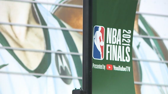 Bayshore draws crowd for Bucks Glendale watch party