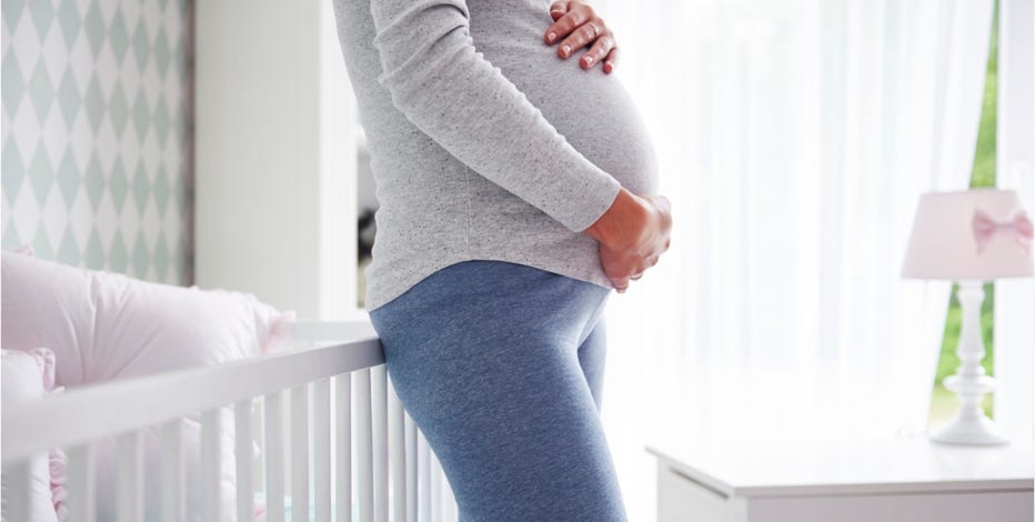 Moms lose average of $9,500 on maternity leave, survey reveals