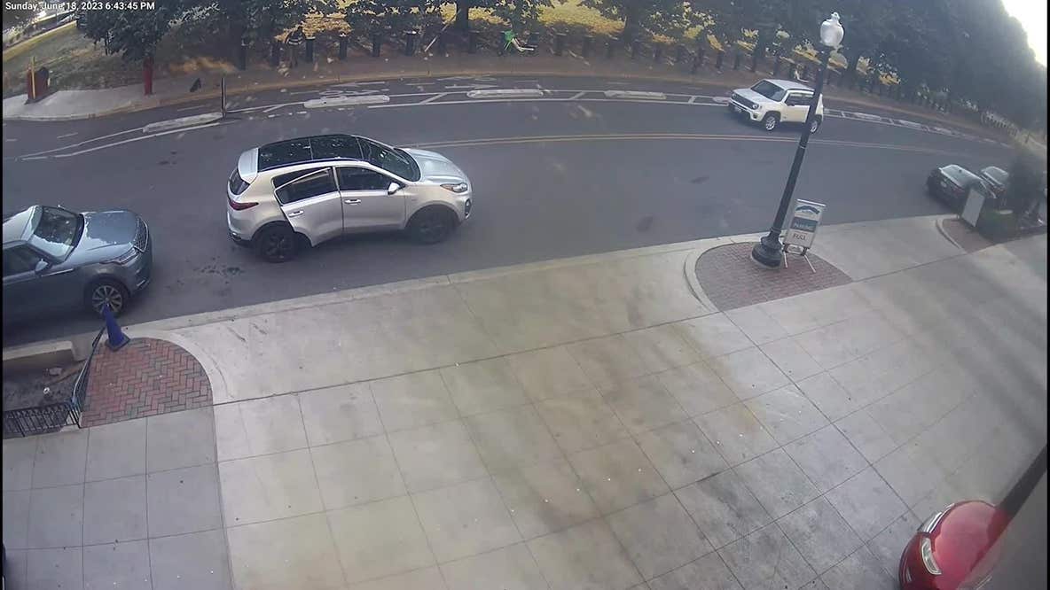 DC police seek to identify suspects in 2 armed robberies