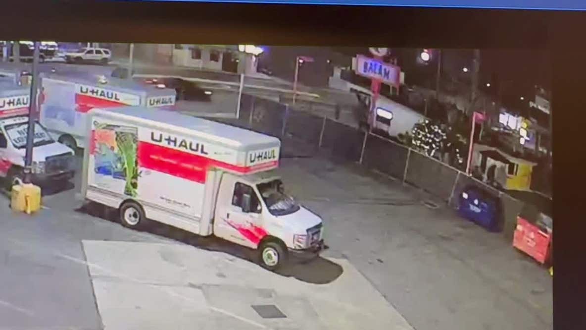 Car crashes into Lynwood restaurant