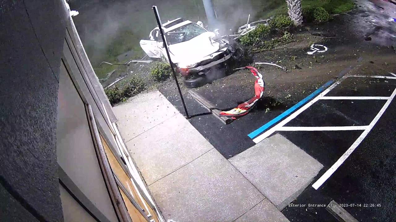 Car Crashes Into Daytona Beach Business car-crashes-into-daytona-beach-business