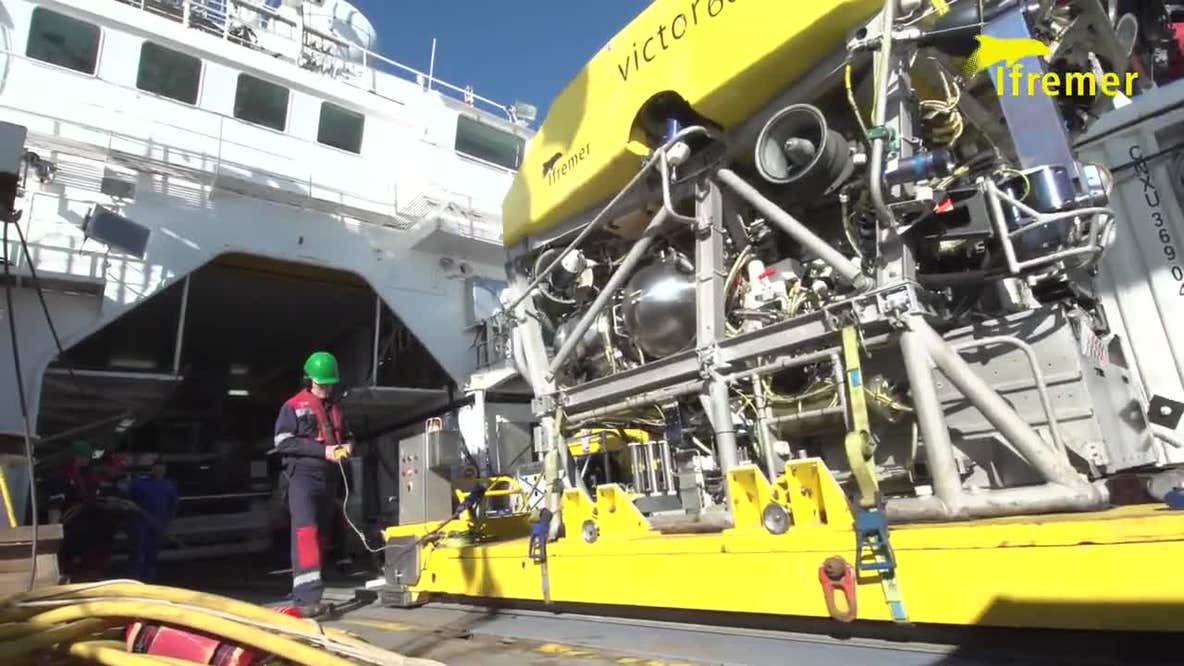 France sends ship to help Titanic rescue operation