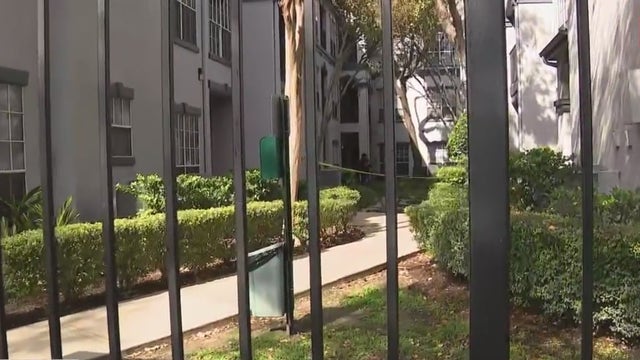 Two burglary suspects fatally shot at River Oaks area apartment complex; third suspect on the run, police say