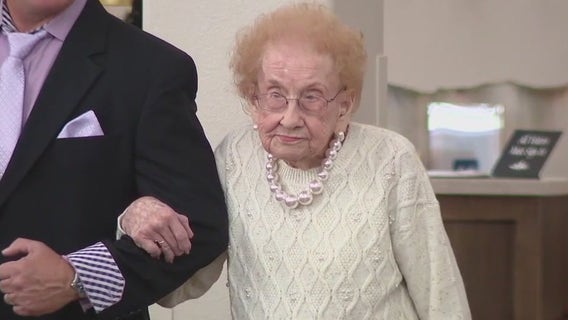 106-year-old woman holds annual fall fashion show at her senior living facility