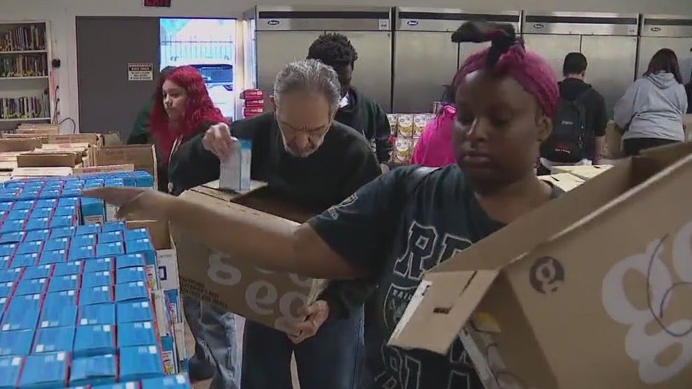 Oakland nonprofits and at-risk youth hold Thanksgiving food drive to feed 900 families