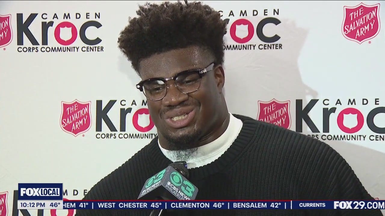 Eagles' Jordan Davis gives back to families at the Salvation Army in Camden