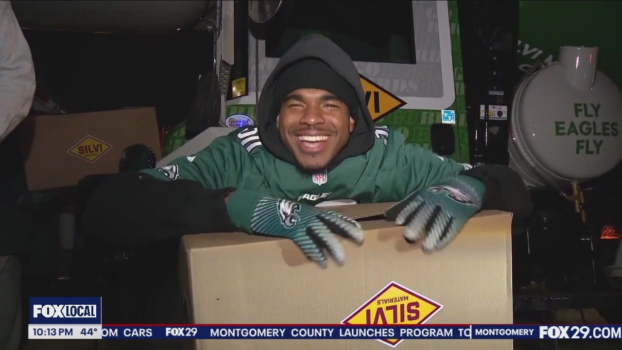 Eagles players hand out Thanksgiving turkeys in Parkside