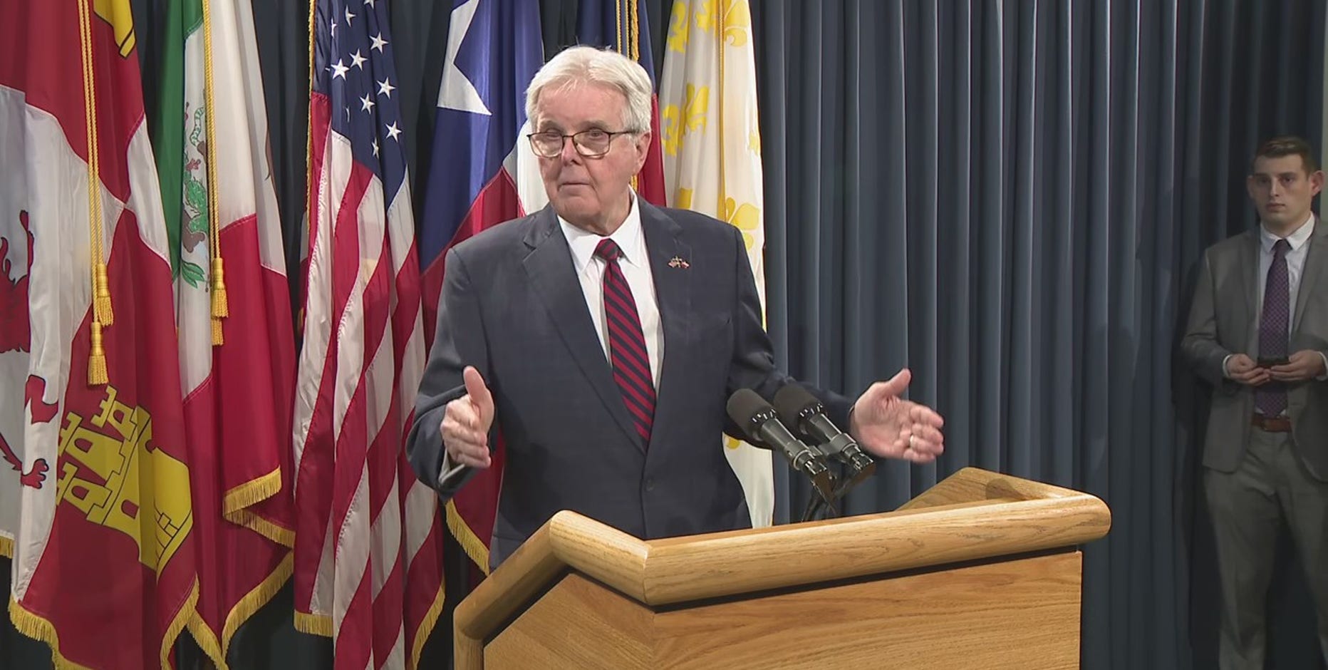 雅培否决德克萨斯州 THC 禁令:以下是副州长丹·帕特里克 (Dan Patrick) 等人的反应