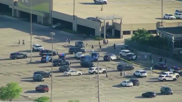 2 men hospitalized after shooting at North Riverside Park Mall