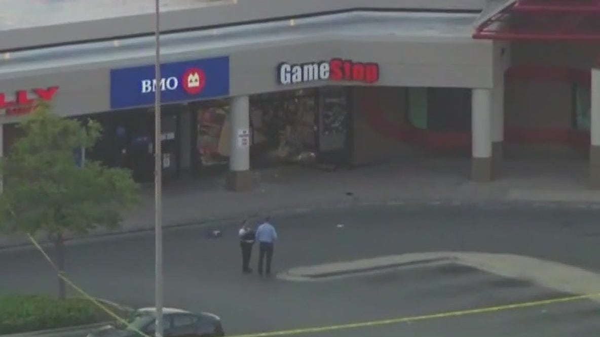 Chicago cop injured, fired gun after GameStop smash-and-grab