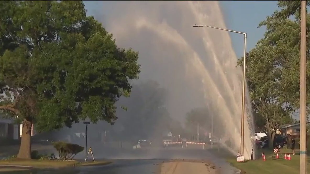 Water shoots into air after massive main break in Norwood Park