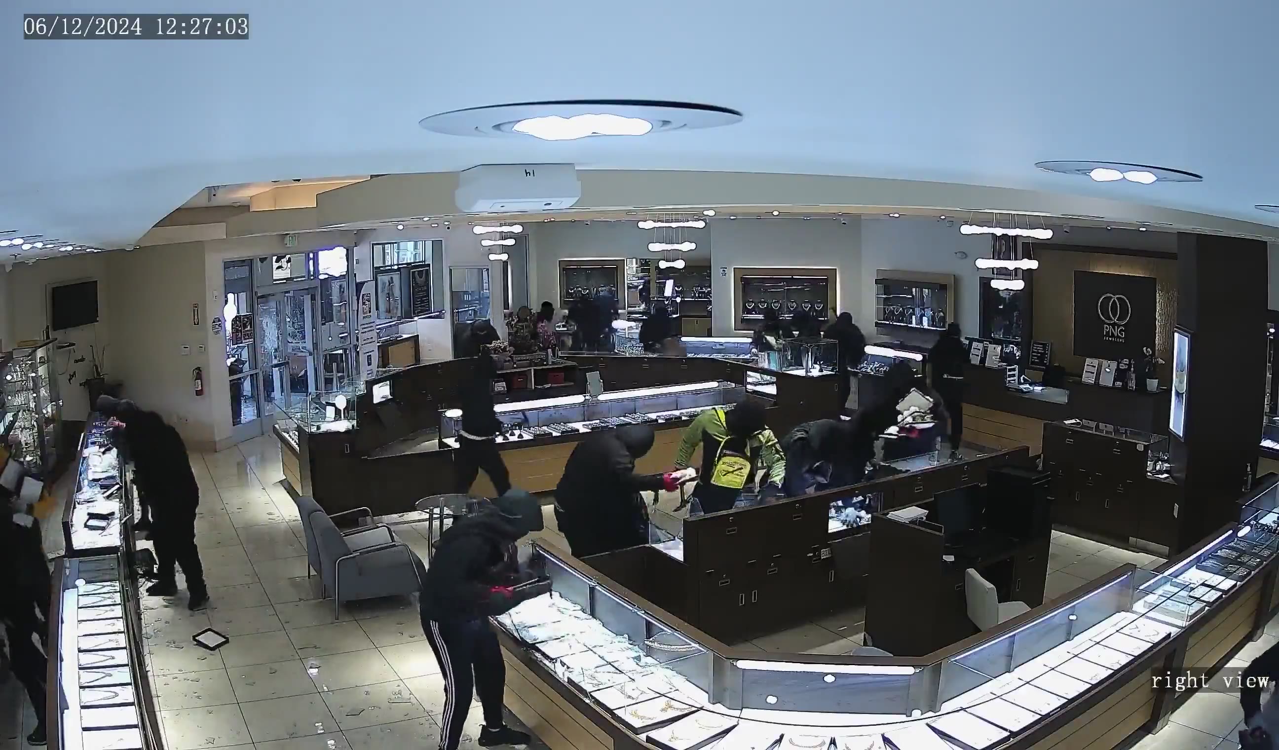 Raw: Smash & grab robbery at Bay Area jewelry store