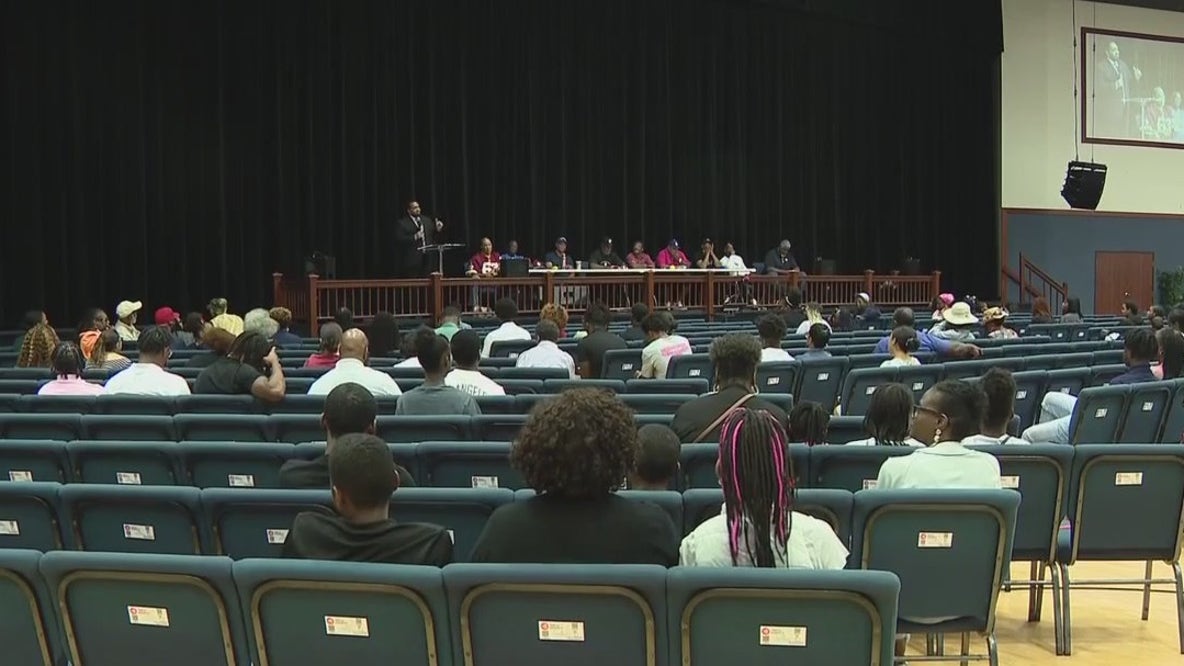 Former NFL players, Harris County leaders hold event targeting crime among youth