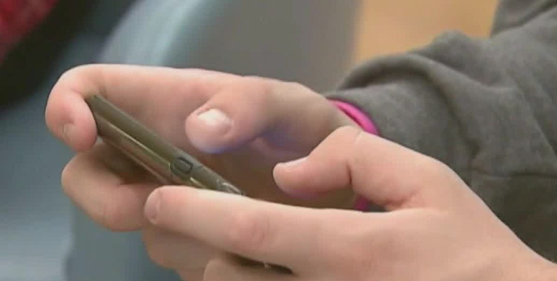 德克萨斯州州长阿博特签署禁止学生在学校使用手机的法案