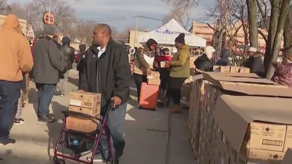 Volunteers distribute free food in Englewood after recent closing of Whole Foods