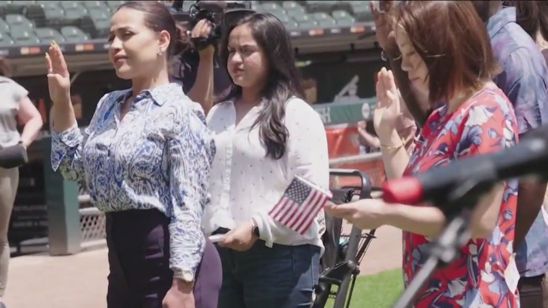 White Sox welcome new citizens during naturalization ceremony
