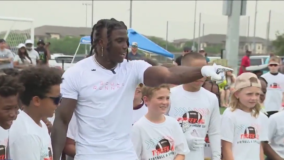 Miami Dolphins players, Houston-area alum host camp for kids in Pearland