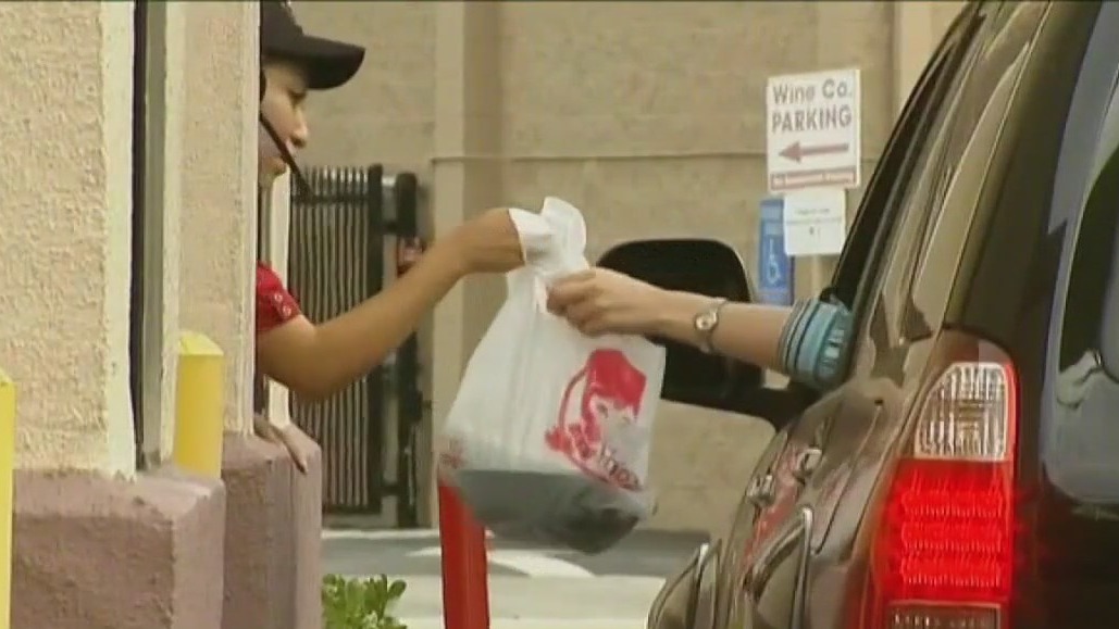 Newsom raises fast food workers' minimum wage