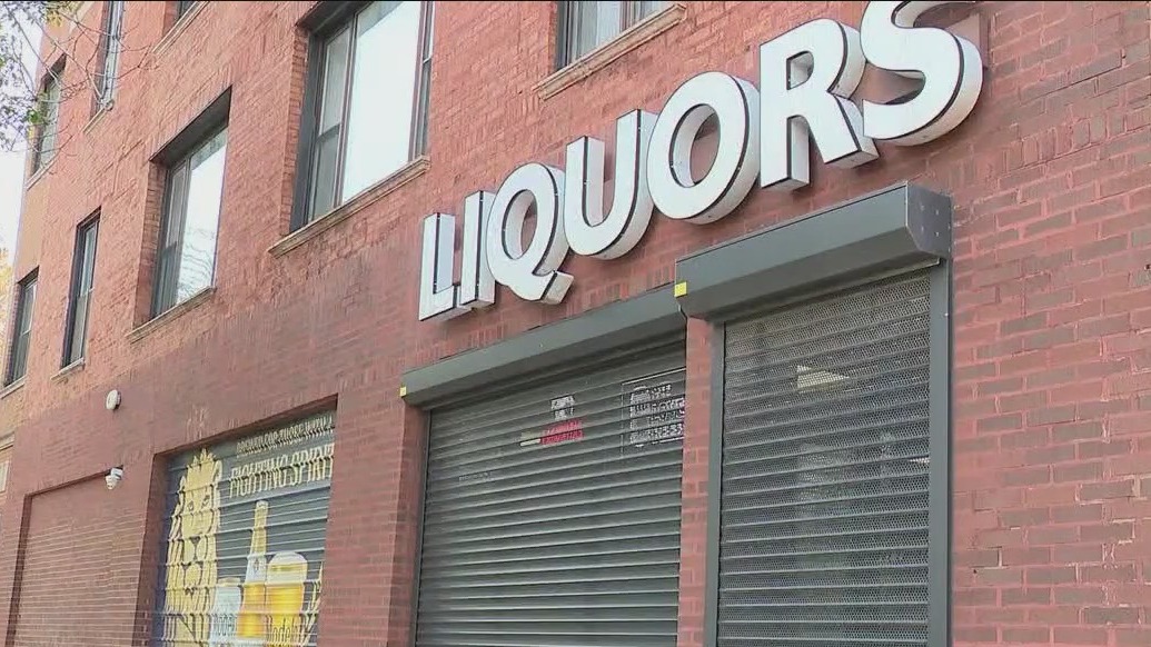 Chicago liquor store employee wounded in shootout during robbery attempt