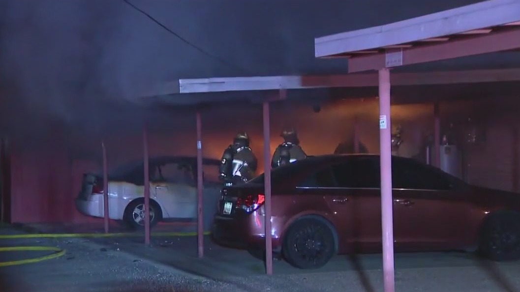 Car fire spreads to Phoenix apartments