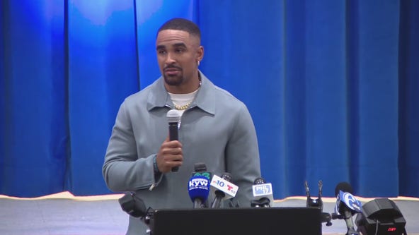Jalen Hurts talks to students at Philadelphia elementary school: 'Anything is possible'