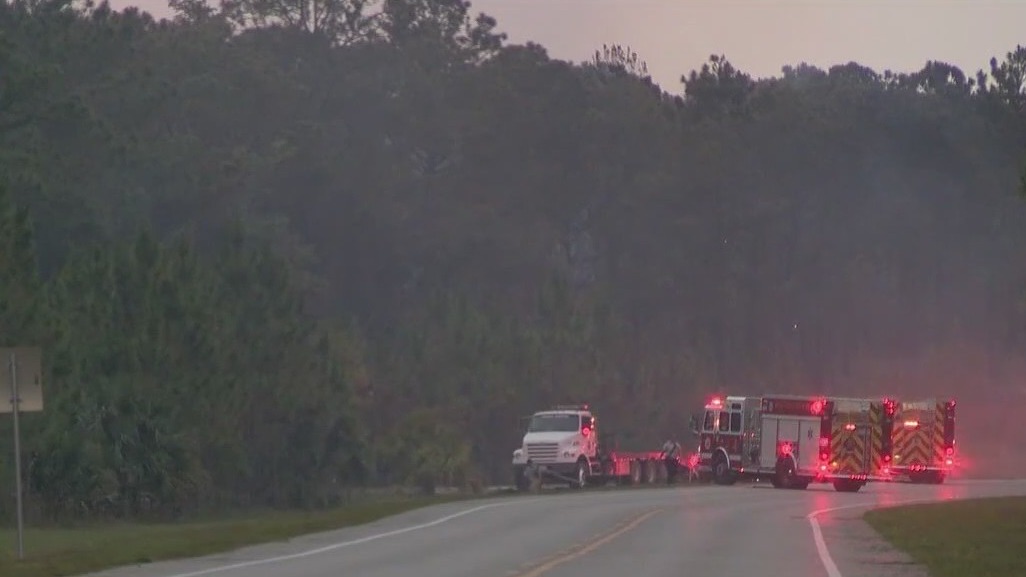 Brush fire closes road in Daytona Beach