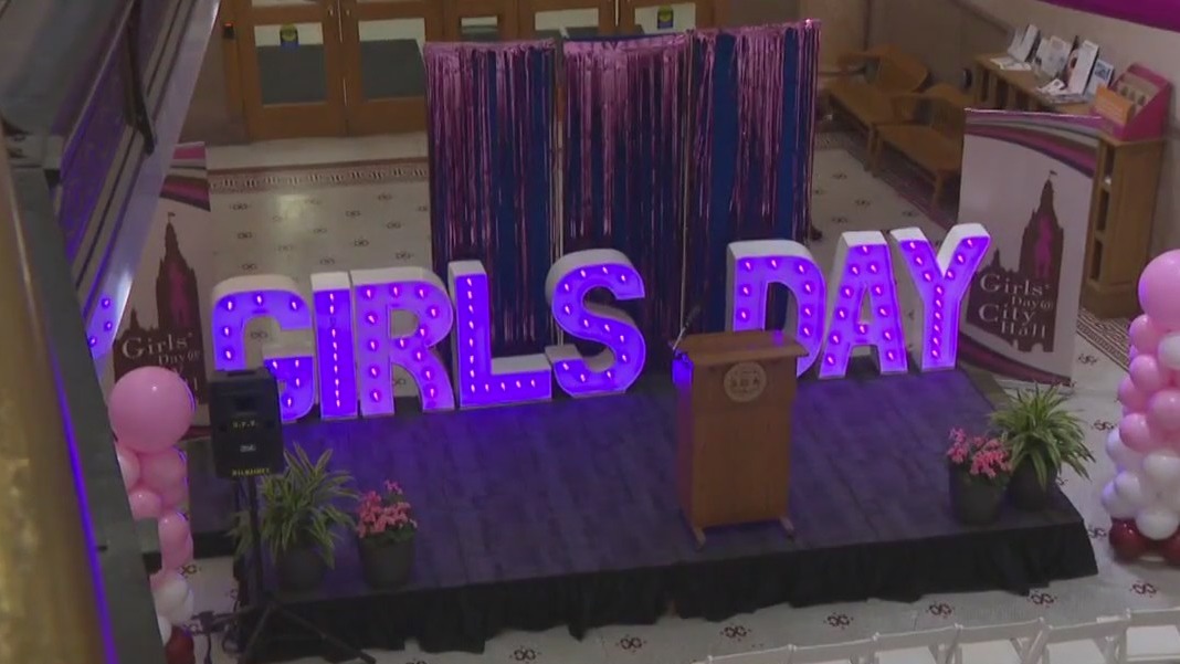 Girls' Day in Milwaukee; leaders, students discuss public service