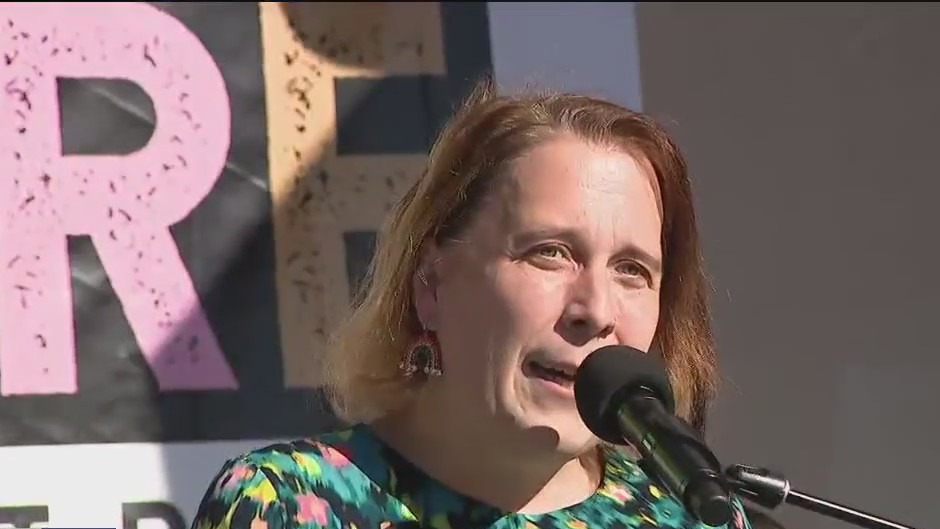 Jeopardy star Amy Schneider emcees Oakland's LGBTQ Cultural District event