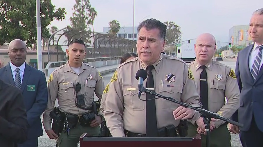 LA deputy shot in back while waiting at stop light