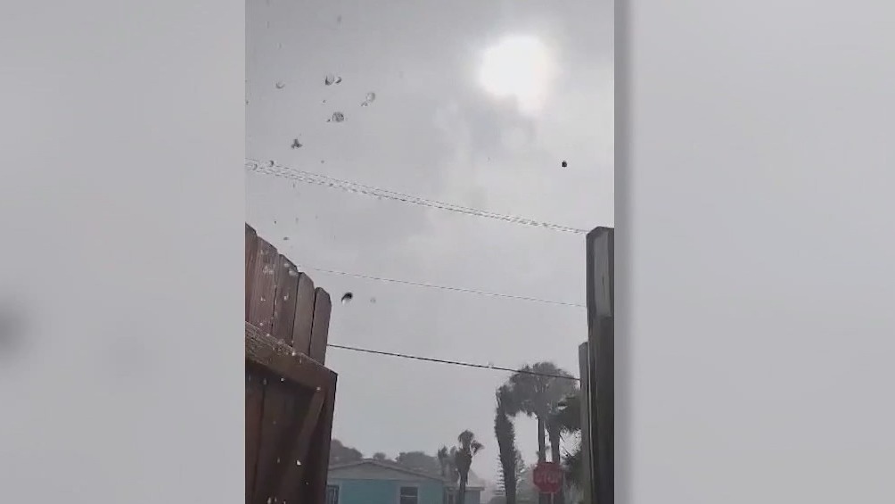 Tornado rips off roofs to Florida homes