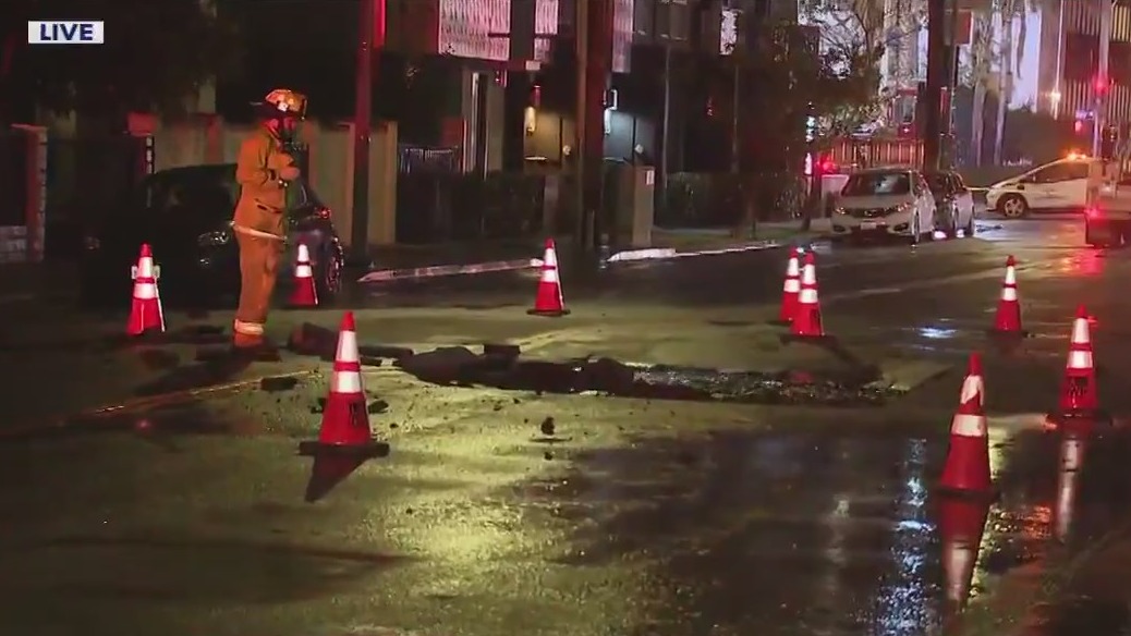 Sinkhole forms after water main break in Hollywood