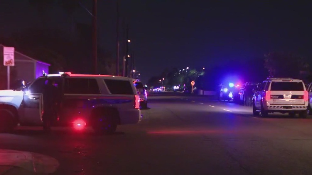 Suspect sought in Phoenix double shooting