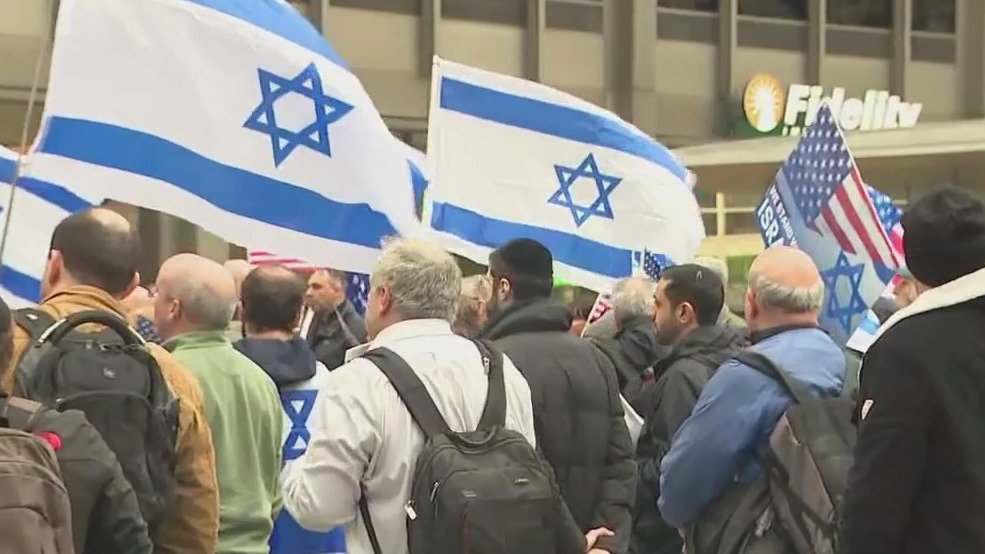 Israel supporters rally in downtown Chicago, calling for release of hostages