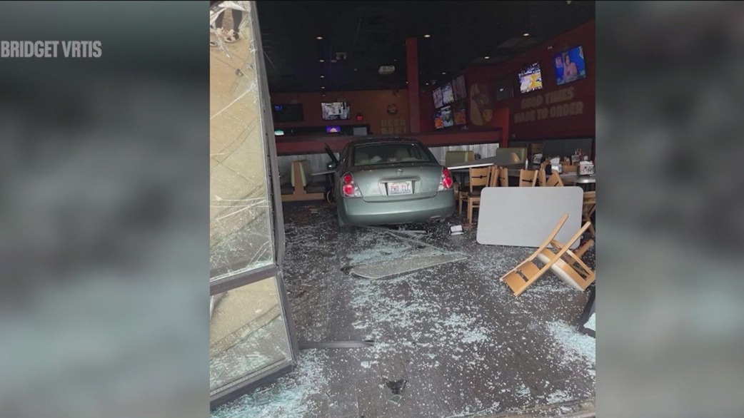 Car crashes into popular restaurant in Chicago suburb